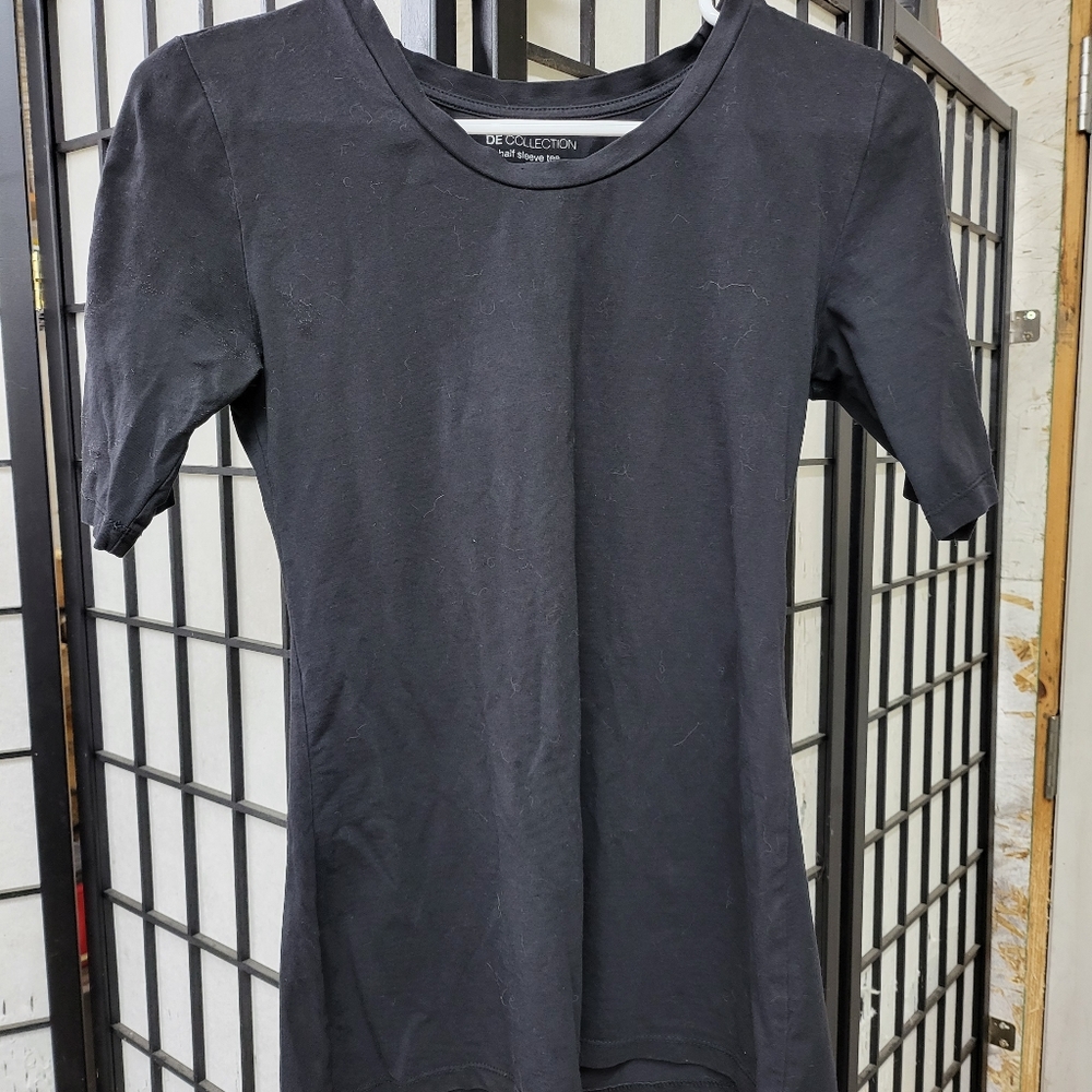 DE Collection women's black medium shirt